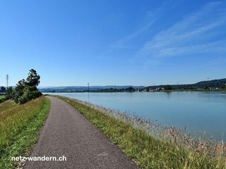 Uferweg entlang dem Klingnauer Stausee in Richtung Döttingen